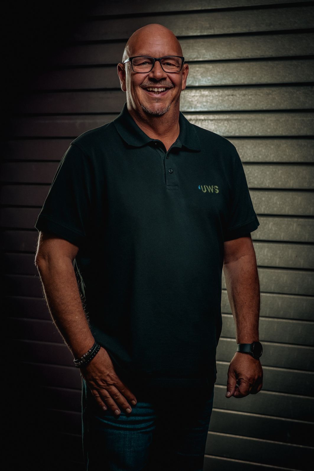 Ein Bild unseres Vertriebsmitarbeiters Michael Hecker vor einer Wand