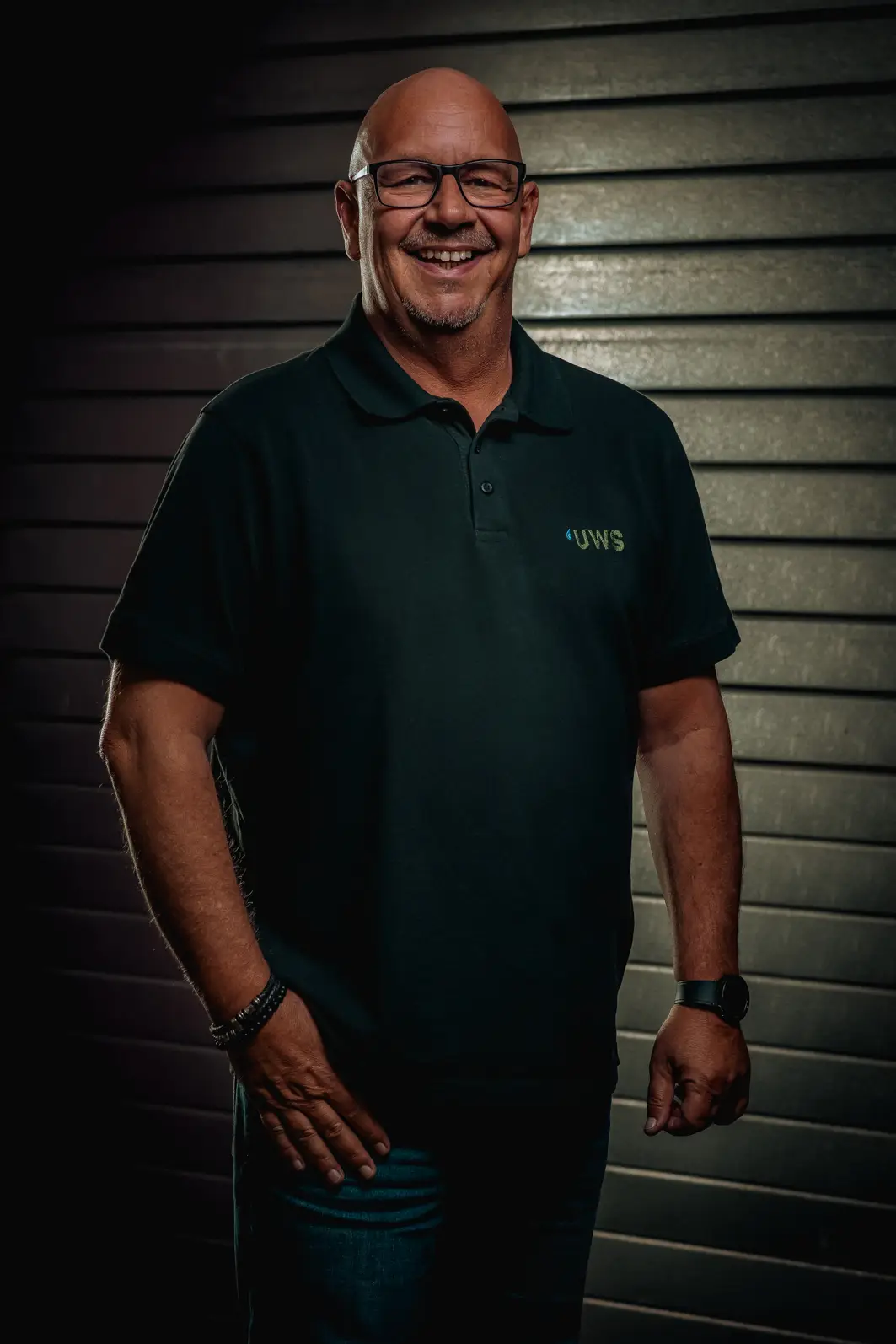 Ein Bild unseres Vertriebsmitarbeiters Michael Hecker vor einer Wand